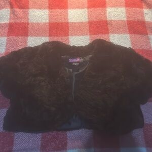 Cropped black fluffy sleeveless throw over